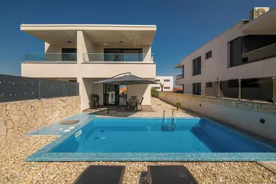 Image de Villa avec vue sur la mer et piscine