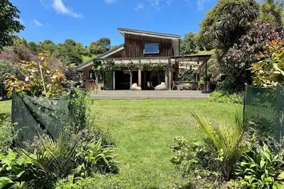 Image de Relax & Unwind at Wainui Creek Retreat a private & tranquil home near the beach