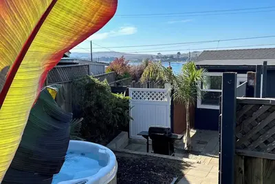 Image de Peek a Bay View Cottage l Pet-Friendly