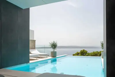 Luxury Villa Beyond Waves with Pool