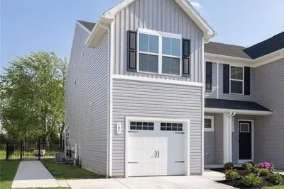Image de New, central spacious stadium townhome in West Seneca. Fully furnished, WiFi, Ac