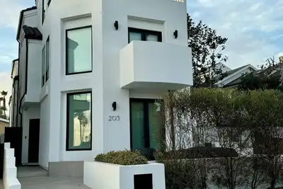 Image de Luxurious Beach Getaway, one block from the water.