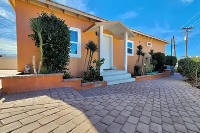 Image de Sandpiper: Relaxing Beach House, Pet-Friendly, 1 min walk to the beach!