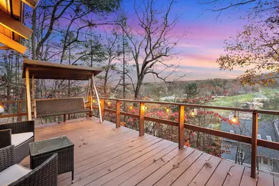 Image de Cozy 4-bedroom cabin with jacuzzi hot tub. Overlooking ski /mnt bike slopes.