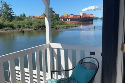Image de Viewpoint Landing: Elegant riverfront condos with spectacular views.