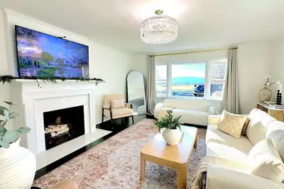 Mountain-View Retreat @ Heart of Hudson with Decks, Designer Decor & Game