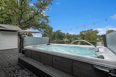 Image de Sunset Point: Spacious 4-bedroom house in Elkhart with WiFi, Ac, Swim Spa