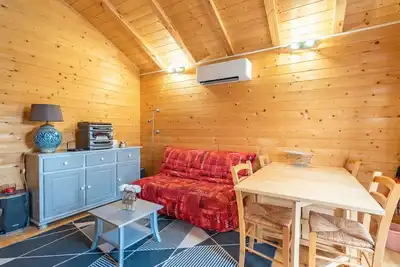 Image de Évasion en toute sérénité : Charmant châlet avec piscine privée et terrasse à Saujon