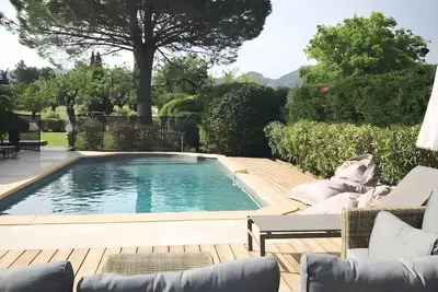 Image de Élégance et sérénité au cœur des Alpilles : séjournez au Mas Lis Amélie à Eygalières