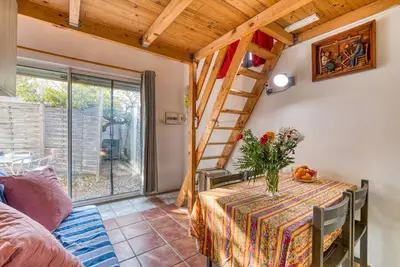 Image de Le Martin-Pêcheur – Appartement avec jardin privé et Wi-Fi, proche plages et centre ville