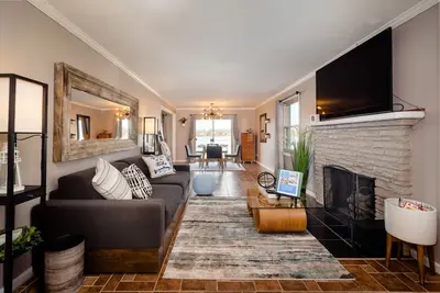 Image de Beautiful lakefront with hot-tub 2bedroom +WiFi on all sports Cooley lake