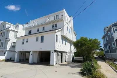 Image de Stunning Beach Front Home with Unobstructed Ocean Views!