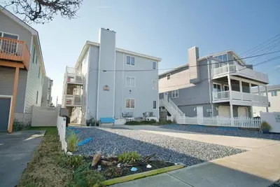 Image de Located a Block from the Beach & Promenade!