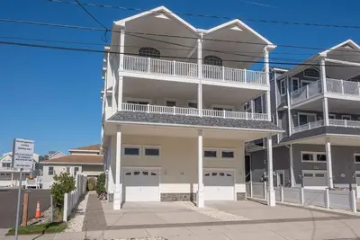 Image de 6 Bedrooms, Tons of Ammenities, Walking Distance to Beach
