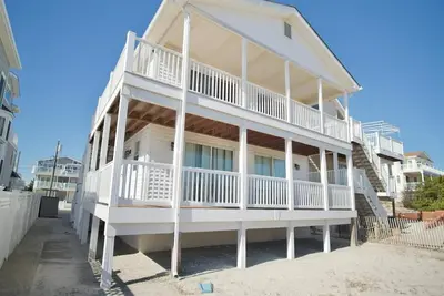 Image de Beach Front with Stunning Beach Views!