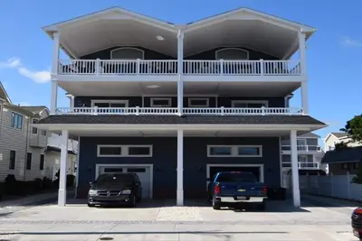 Image de 5 Bedrooms Plus Bonus Room, Elevator, & Block and a Half to Beach!