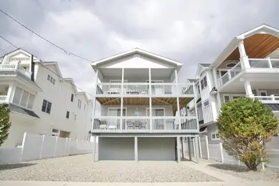 Image de Located Across the Street from Sea Isle City Beach!