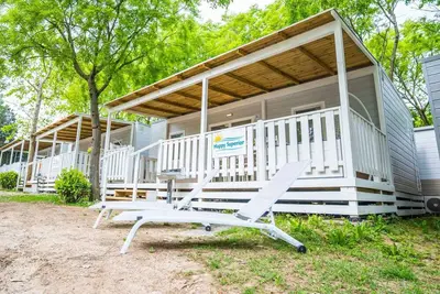 Image de Maison mobile avec climatisation, terrasse et piscine