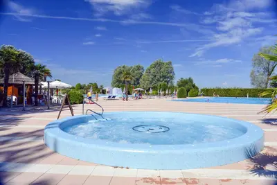 Image de Maison mobile avec climatisation, terrasse et piscine