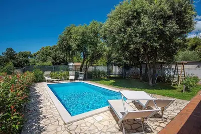 Image de Villa avec piscine et aire de jeux pour enfants