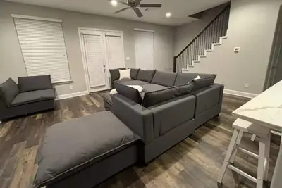 Image de Clean, Cozy, Large 3 Bedroom Home! Fits 8! Private Garage! 10 Mins to Downtown!