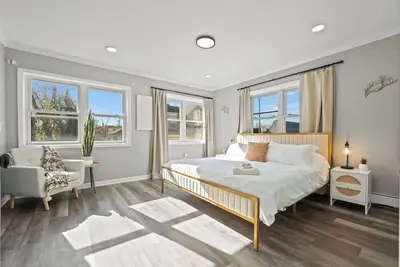 Image de Apt w/King Bed, Free Parking, by Electric Works!