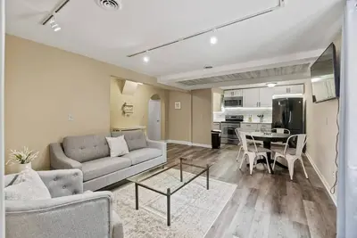 Image de Historic Mansion Apt 3 in Downtown - Free Parking!