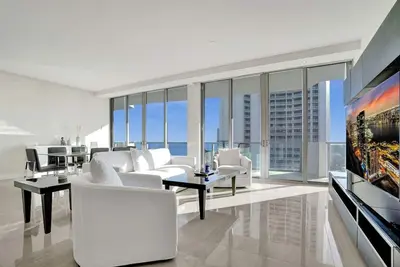 Image de Bay & Ocean Views: 2br Condo/ 2. 5 Bath