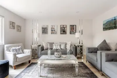 Image de Luxurious & Modern 2 Bedroom private Suite in Coquitlam