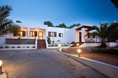 Image de Villa en bord de mer avec piscine d'eau salée