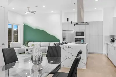 Image de Luxury 3br 3ba Home with Parking & Downtown Views