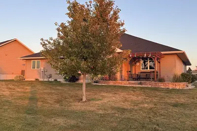 Image de Cozy 2 br Home - Fireplace, Man Cave, Office, & Heated Garage Spaces