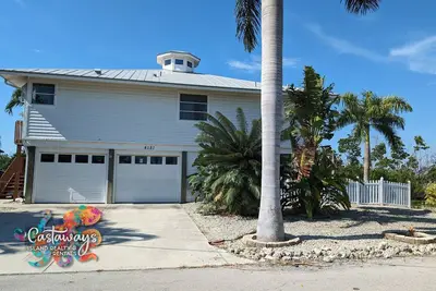 Image de 2-Bed, 2-Bath Waterfront with a Private Pool and Boat Lift