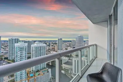 Image de 2bd W/ Top Views & Five-Star Amenities W 48