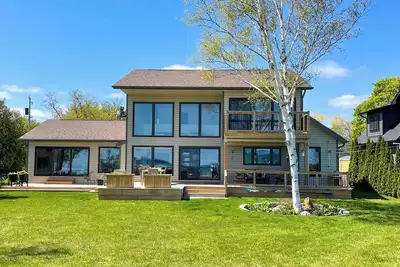 Image de Cozy Lake House and Coach Home - 5 minutes to downtown & 10 minutes to ski hills