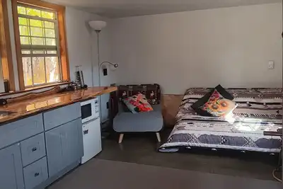 Image de Rustic, secluded one room cabin in historic Marysville, Mt. 5 min. to ski area.