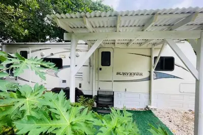 Image de Charming Caravan in the Little Jungle by Legnalife, Homestead with WiFi, Ac