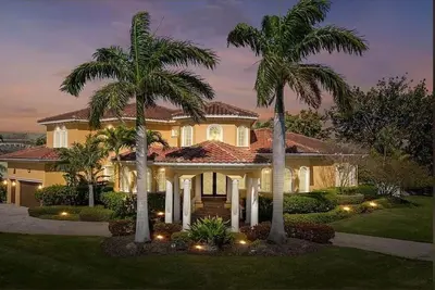 Image de This 3698 square feet Single Family home has 4 bedrooms and 4 bathrooms