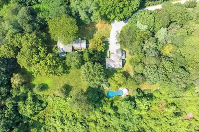 Image de 6-Acre Hidden Estate for 10 with Fire Place, Pool and Chef's Kit