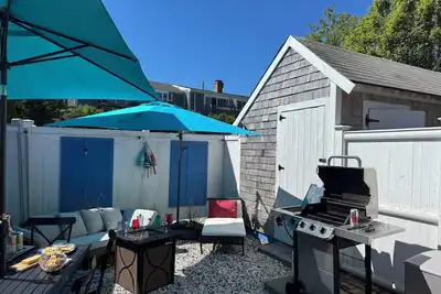 Image de West End Escape - Modern 2 Br - Parking - Private Patio w/ Grill + Firepit
