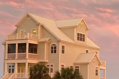 Image de Life's A Beach. An outstanding 5 bedroom home located on a unspoiled island.