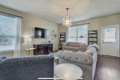 Image de Legislation 4br, Family Hub w\/ Two Living Rooms!