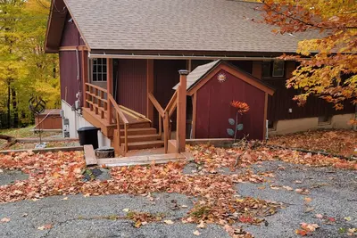 Image de Welcome to Mountainview Lower  : Our 3  bedroom apartment in a 2 family home. \n