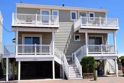 Image de Beach Front with Stunning Ocean Views!