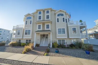 Image de Few Houses from the Beach! Stunning Home in Great Location!