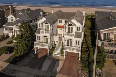 Image de Beach Front with Spectacular Ocean Views!