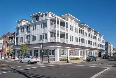 Image de Condo Steps to the Beach and Center of Town
