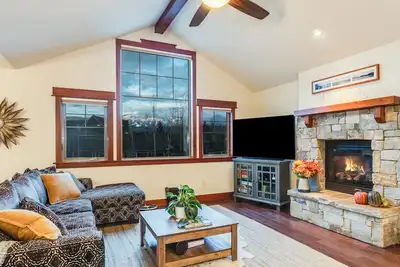 Image de The Whitefish Stumptown (Lt)- 90 Day Min, Private Hot Tub + Walk to Whitefish Lake State Park!