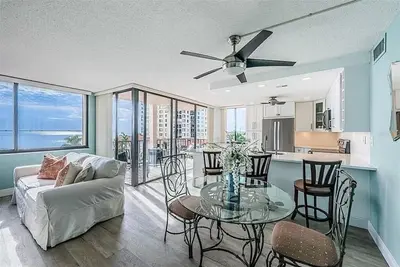 Image de 2-bedroom condo with water view on Isla del Sol, St. Petersburg
