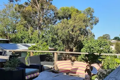Image de Family beach house among the gum trees